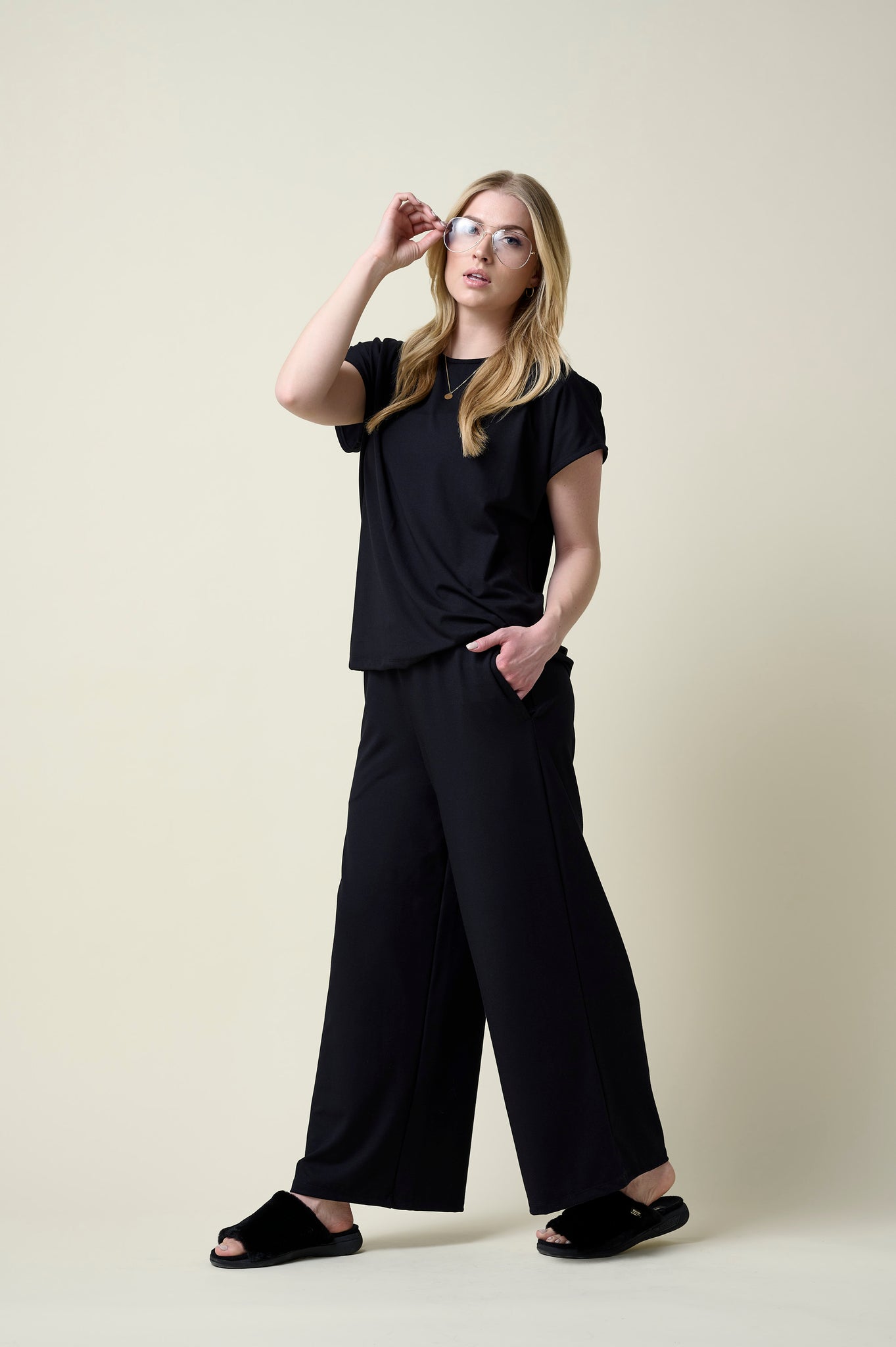 black t shirt dress pants Black Dress Pants with T-shirt Outfits For Women (38 ideas & outfits)